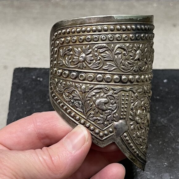 Large Thin Vtg. Ornate Silvertone Metal Wide Open Cuff Bracelet w/Floral Motif - Picture 4 of 8